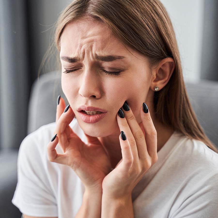 A girl having Tooth Pain and she came to emergency dentist in Houston for treatment